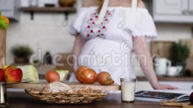 厨房里的年轻孕妇。 孕妇健康食品